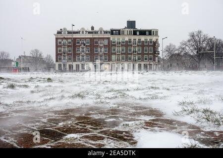 Amsterdam, Paesi Bassi, 7 febbraio 2021. Il centro della città si è fermato dopo una massiccia tempesta di neve Foto Stock