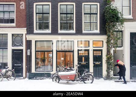 Amsterdam, Paesi Bassi, 7 febbraio 2021. Il centro della città si è fermato dopo una massiccia tempesta di neve Foto Stock