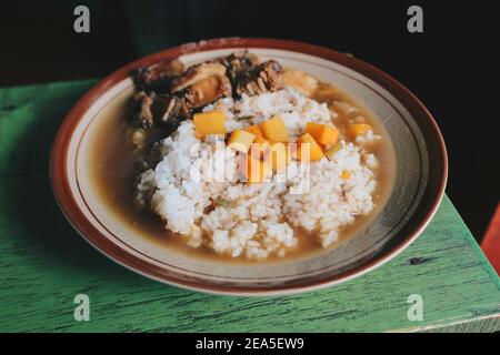 SOP Senerek o zuppa di fagioli rossi, zuppa alimentare tradizionale di Magelang, Indonesia. Cucina tradizionale indonesiana. Foto Stock