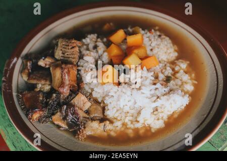 SOP Senerek o zuppa di fagioli rossi, zuppa alimentare tradizionale di Magelang, Indonesia. Cucina tradizionale indonesiana. Foto Stock