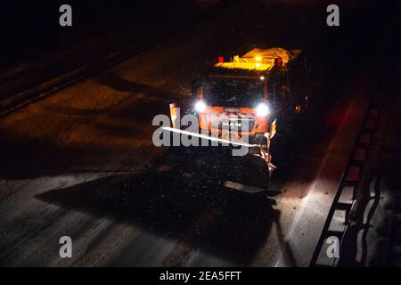 Himbergen, Germania. 8 febbraio 2021. Un veicolo per la rimozione della neve sta guidando sull'autostrada A30. In bassa Sassonia, si prevede che la nevicata si attenuerà inizialmente durante la notte fino a lunedì, ma si prevede che nuovi fiocchi si sposteranno dal sud nelle ore mattutine. Credit: Jonas Walzberg/dpa/Alamy Live News Foto Stock