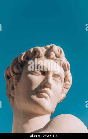 Testa di marmo bianco di un giovane di tempi antichi Foto Stock