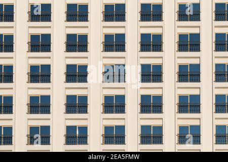 Facciata dell'edificio dell'hotel con molte finestre su pareti bianche Foto Stock