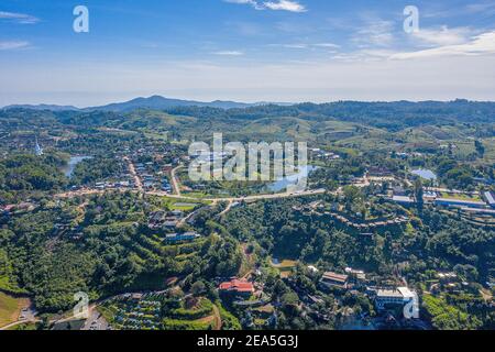 Vista aerea dall'alto di montagna e Mist a khao kho al mattino. Phetchabun Thailandia. Foto Stock