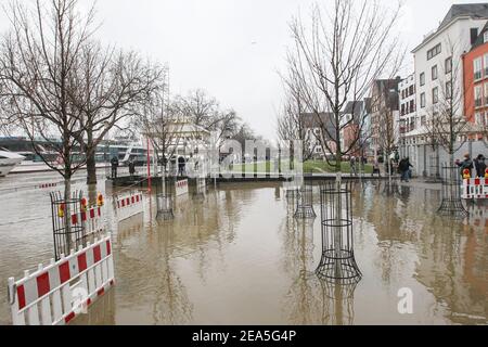 Colonia, Germania. 07 febbraio 2021. Le rive del fiume Reno si vedono allagate. Le forti piogge e la scioglimento della neve hanno causato inondazioni e frane in Germania. I livelli di acqua dei fiumi principali hanno raggiunto i loro livelli più alti. Credit: SOPA Images Limited/Alamy Live News Foto Stock