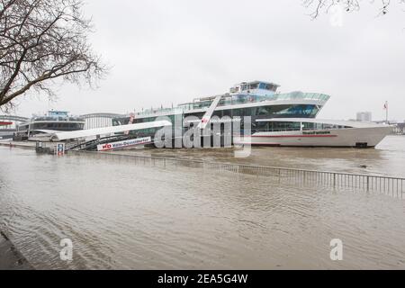 Colonia, Germania. 07 febbraio 2021. Le rive del fiume Reno si vedono allagate. Le forti piogge e la scioglimento della neve hanno causato inondazioni e frane in Germania. I livelli di acqua dei fiumi principali hanno raggiunto i loro livelli più alti. Credit: SOPA Images Limited/Alamy Live News Foto Stock