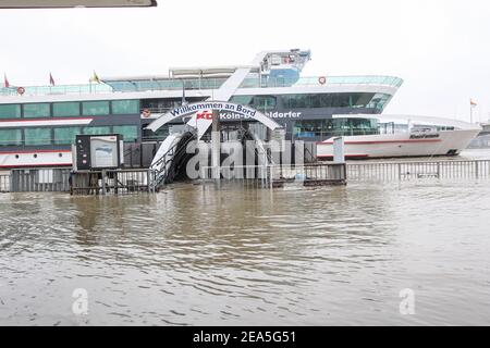 Colonia, Germania. 07 febbraio 2021. Le rive del fiume Reno si vedono allagate. Le forti piogge e la scioglimento della neve hanno causato inondazioni e frane in Germania. I livelli di acqua dei fiumi principali hanno raggiunto i loro livelli più alti. Credit: SOPA Images Limited/Alamy Live News Foto Stock