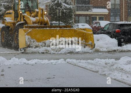 Pulitore neve camion pulizia strade della città in strada di pulizia da tempesta di neve. Foto Stock