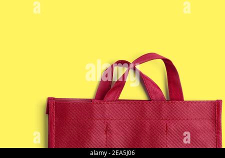 Borsa in cotone rosso su sfondo pieno con spazio per la copia Foto Stock