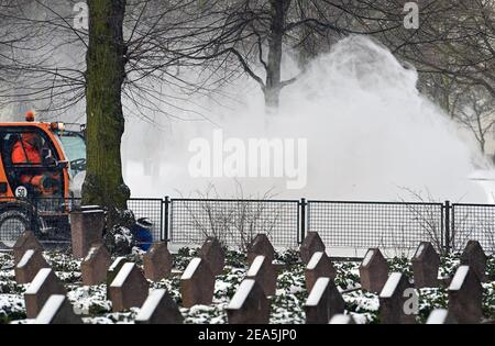 Potsdam, Germania. 07 febbraio 2021. Con una spazzatrice, i dipendenti del Potsdamer Stadtentsorgung (PASSO) ripulire la neve dal sentiero nel parco di Bassinplatz vicino al cimitero militare russo. Credit: Soeren Stache/dpa-Zentralbild/dpa/Alamy Live News Foto Stock