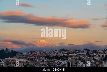 Cayambe vulcano tramonto e Quito città, Ecuador. Foto Stock