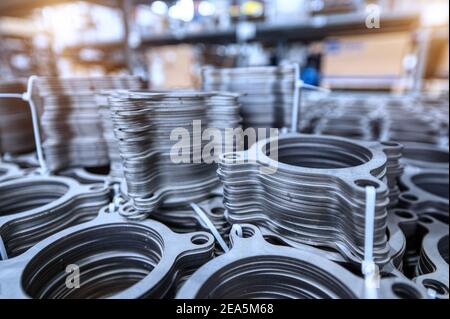 Guarnizioni metalliche per tubazioni. I dettagli vengono impilati in colonne pulite Foto Stock