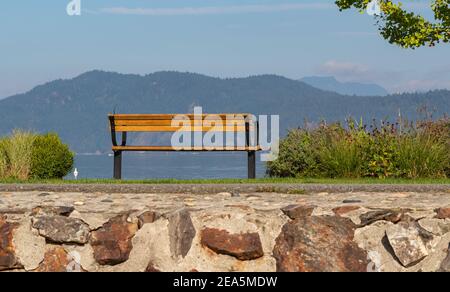 Dintorni panoramici di popolare luogo di viaggio a Culti Lake, BC, Canada. Panca in legno nel parco vicino al lago. Messa a fuoco selettiva, vista strada, viaggio Foto Stock