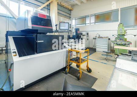 Fresatrice CNC durante il funzionamento. Foto Stock