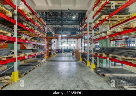 Rinforzo in acciaio per magazzino industriale. Scaffalatura impilata alta. Foto Stock