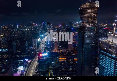Primo piano vista aerea di alti grattacieli in costruzione nel moderno centro della città di notte Tall grattacieli nel centro di Giacarta, Indonesia Foto Stock