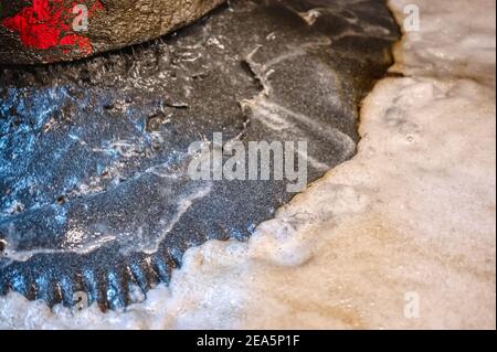 Processo di flottazione industriale. Riprese ravvicinate. La corrente di liquido e minerale viene separata in frazioni liquide e schiume Foto Stock