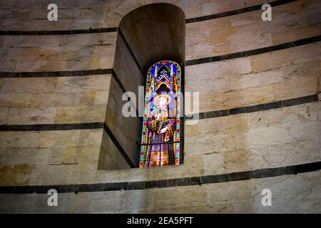 Vetrate raffiguranti San Bernardo nel Battistero medievale di San Giovanni sulla storica Piazza dei Miracoli di Pisa Foto Stock