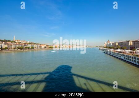 Vista dei quartieri di Buda e Pest su entrambi i lati del Danubio dal Ponte delle catene, con l'edificio del Parlamento e il castello di Buda in vista. Foto Stock