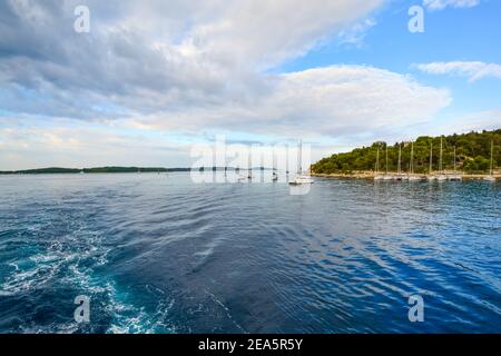 Barche nel porto e nella baia di una piccola isola vicino a Hvar, Croazia sulla costa della Dalmazia del Mare Adriatico. Foto Stock