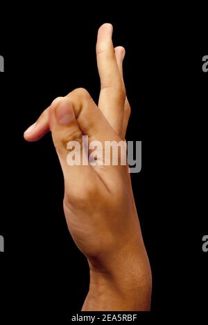 Vista laterale di una mano maschio che mostra Vayu mudra isolato su sfondo nero. Foto Stock