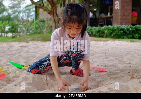 adorabile, bambino, bello, scatola, secchio, allegro, bambino, infanzia, colorato, carino, cura della giornata, sporco, viso, divertimento, ragazza, mano, felicità, felice, gioia, bambino, Foto Stock