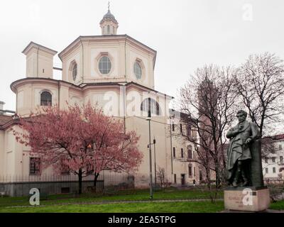 Statua del poeta Carlo porta in centro con sullo sfondo la chiesa di San Bernardino alle ossa.Milano, Lombardia, Italia. Foto Stock