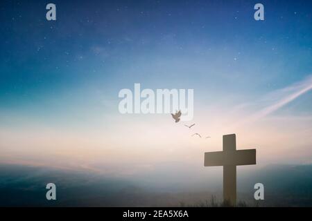 Silhouette gesù cristo crocifisso sulla croce sul calvario tramonto sfondo concetto per il venerdì Santo è risorto nel giorno di pasqua, il Venerdì Santo adorazione in Dio, Foto Stock