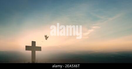 Silhouette gesù cristo crocifisso sulla croce sul calvario tramonto sfondo concetto per il venerdì Santo è risorto nel giorno di pasqua, il Venerdì Santo adorazione in Dio, Foto Stock