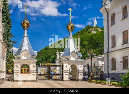 Svyatogorsk, Ucraina 07.16.2020. L'ingresso principale al territorio della Svyatogorsk Lavra in Ucraina, in una soleggiata mattina estiva Foto Stock