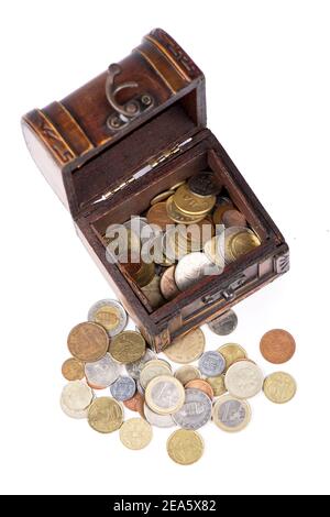Scrigno di legno pieno di monete thai isolato su bianco Foto Stock