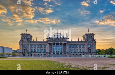 Berlino Germania, l'alba dello skyline della città presso il Palazzo del Parlamento tedesco Reichstag Foto Stock