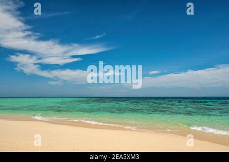 Le isole tropicali si affacciano sull'oceano blu dell'acqua delle onde del mare e sulla spiaggia di sabbia bianca, paesaggio naturale in Thailandia Foto Stock