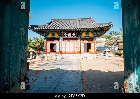 Miryang, Corea - 8 Novembre 2020 : Yeongnamnu Cheonjingung architettura tradizionale coreana Foto Stock
