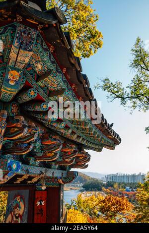 Miryang, Corea - 8 Novembre 2020 : Tempio di Mucongsa e vista della città di Miryang e del fiume in autunno Foto Stock