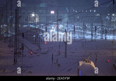 Dresda, Germania. 8 febbraio 2021. I binari della stazione principale di Dresda sono coperti di neve. Credit: Robert Michael/dpa-Zentralbild/dpa/Alamy Live News Foto Stock