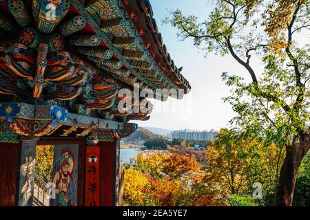 Miryang, Corea - 8 Novembre 2020 : Tempio di Mucongsa e vista della città di Miryang e del fiume in autunno Foto Stock