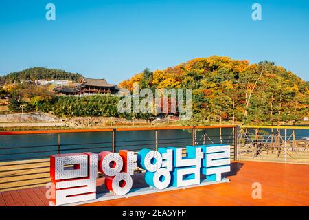 Miryang, Corea - 8 novembre 2020 : Yeongnamnu tradizionale padiglione coreano e montagna colorata autunno Foto Stock