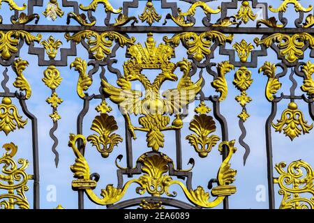 Aquila a testa doppia. Catherine Palace Golden porte in muratura residenza reale recinto con ornamento a Tsarskoe Selo, Pushkin, San Pietroburgo, Russia Foto Stock