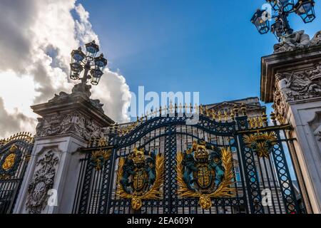 Le porte d'ingresso principali di Buckingham Royal Palace a Londra, Inghilterra, Regno Unito Foto Stock