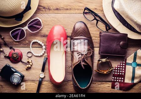 Abbigliamento e accessori per uomo e donna pronti per il viaggio - stile di vita Foto Stock