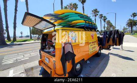 Classici autobus volkswagon vintage a santa monica Beach per il surf lezioni in california per locali e turisti Foto Stock