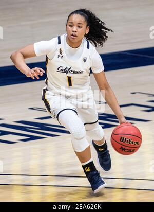 Febbraio 07 2021 Berkeley, CA U.S.A. la guardia della California Leilani McIntosh (1) va al cesto durante il gioco di pallacanestro delle donne di NCAA fra il Colorado Buffalo ed i orsacchiotti d'oro della California 52-67 persi all'Hass Pavilion Berkeley Calif. Thurman James / CSM Foto Stock