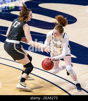 Febbraio 07 2021 Berkeley, CA U.S.A. la guardia della California Archer Olson (22) va al cesto durante il gioco di pallacanestro delle donne della NCAA fra il Colorado Buffalo ed i orsacchiotti d'oro della California 52-67 persi al padiglione di Hass Berkeley Calif. Thurman James / CSM Foto Stock