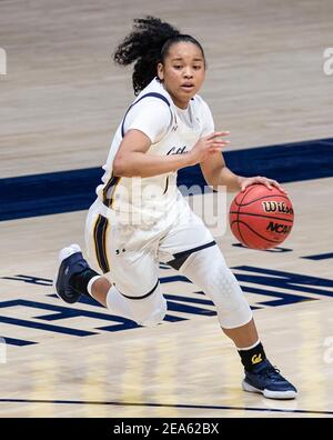 Febbraio 07 2021 Berkeley, CA U.S.A. la guardia della California Leilani McIntosh (1) va al cesto durante il gioco di pallacanestro delle donne di NCAA fra il Colorado Buffalo ed i orsacchiotti d'oro della California 52-67 persi all'Hass Pavilion Berkeley Calif. Thurman James / CSM Foto Stock