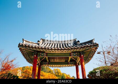 Padiglione Yeongnamnu architettura tradizionale coreana in autunno a Miryang, Corea Foto Stock