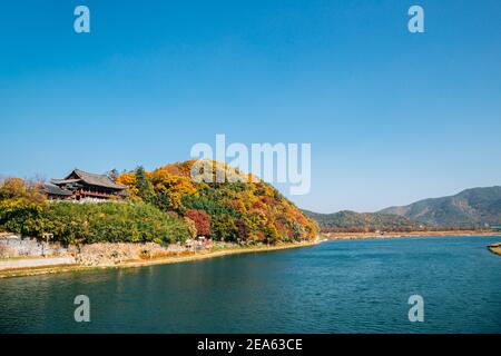 Yeongnamnu tradizionale padiglione coreano e montagna colorata autunno a Miryang, Corea Foto Stock