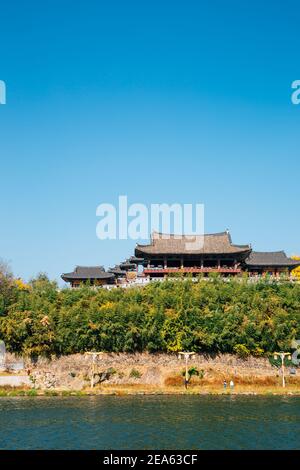 Yeongnamnu tradizionale padiglione coreano e fiume Miryang a Miryang, Corea Foto Stock