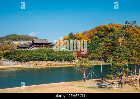 Yeongnamnu tradizionale padiglione coreano e montagna colorata autunno a Miryang, Corea Foto Stock