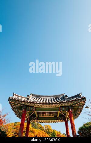 Padiglione Yeongnamnu architettura tradizionale coreana in autunno a Miryang, Corea Foto Stock